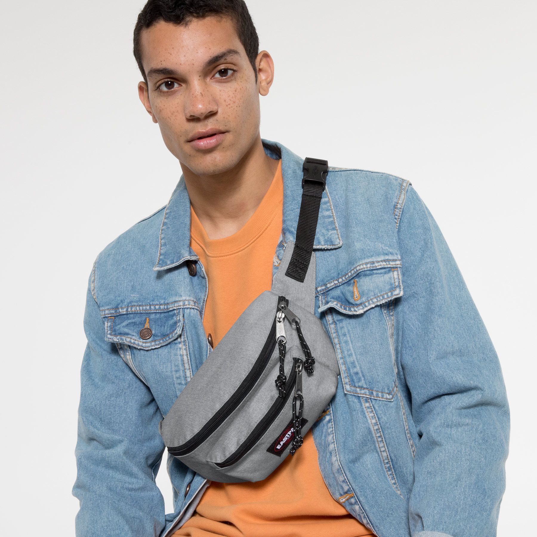EASTPAK DOGGY SUNDAY GREY WAIST BAG