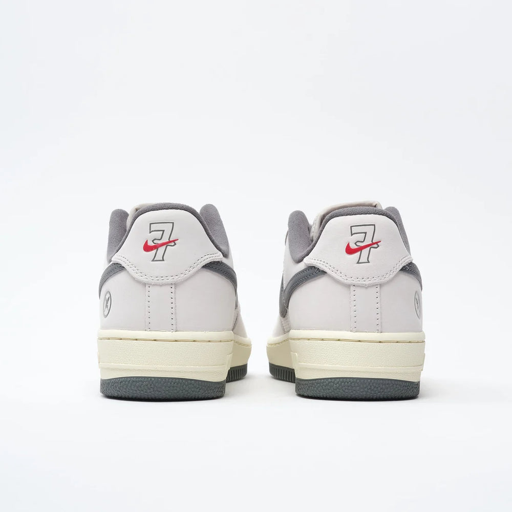 ZAPA NIKE SB AIR FORCE 1 YUTO IO8439-100