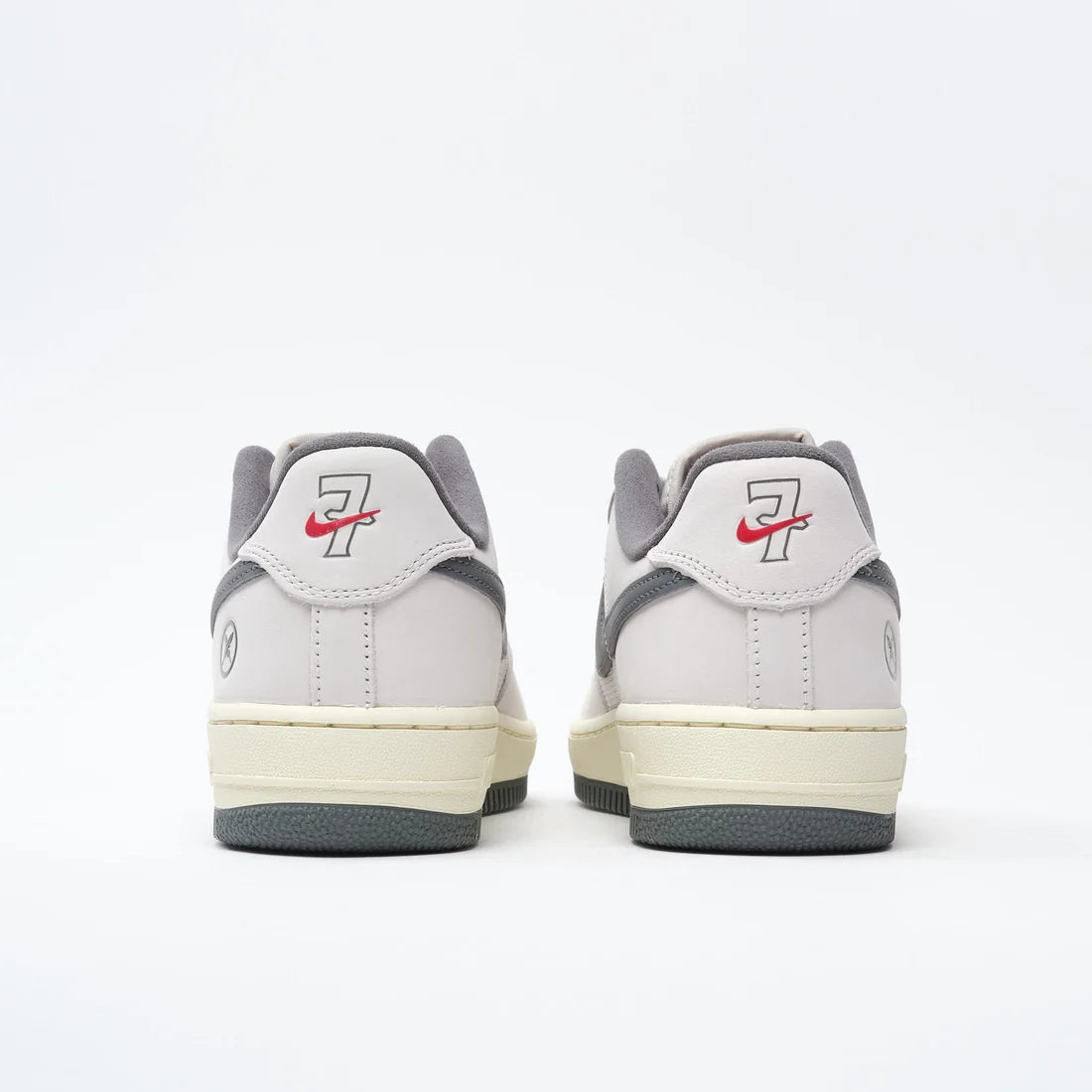 ZAPA NIKE SB AIR FORCE 1 YUTO IO8439-100