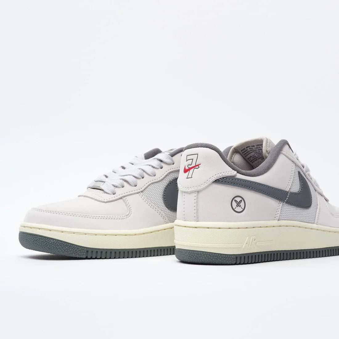 ZAPA NIKE SB AIR FORCE 1 YUTO IO8439-100